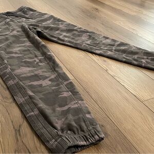 Athleta Camo Farallon Jogger Pants‎